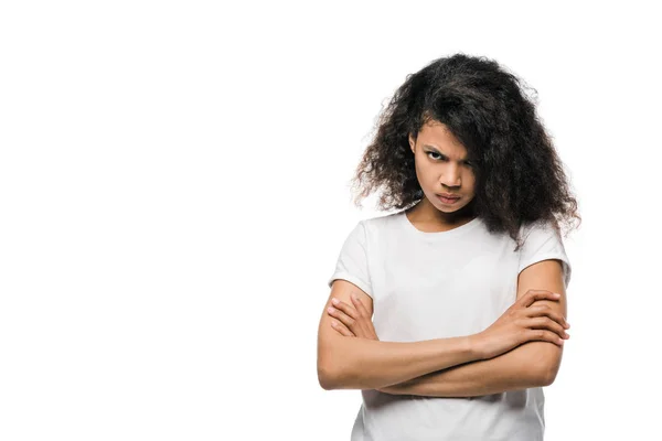 Femme afro-américaine bouleversée debout avec les bras croisés et regardant la caméra isolée sur blanc — Photo de stock