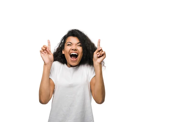 Emotionale lockige afrikanisch-amerikanische Frau zeigt mit Fingern isoliert auf weiß — Stockfoto