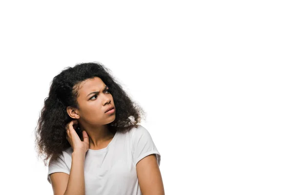 Стомлена афроамериканська жінка торкається волосся, думаючи, що ізольована на білому — стокове фото