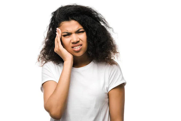 Encaracolado menina americana africana em branco t-shirt tocando cabeça enquanto tendo dor de cabeça isolada no branco — Fotografia de Stock