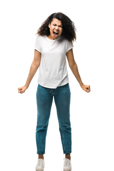 Сердитий афроамериканець жінка стоїть і кричав ізольований на білому — стокове фото