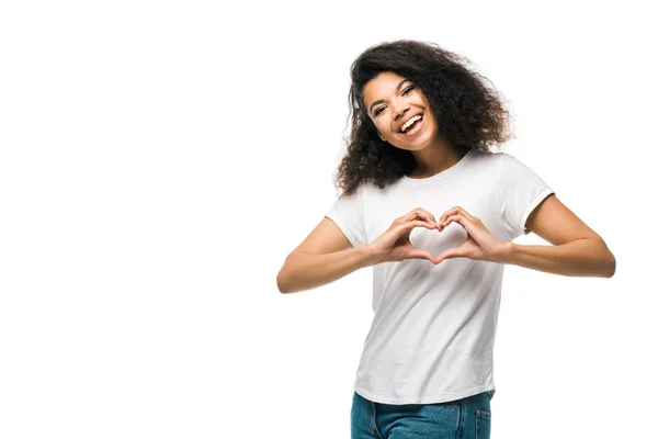 Щаслива афроамериканська дівчина, що показує серце з руками ізольовано на білому — стокове фото