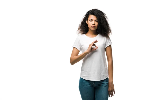 Афроамериканець жінка з закритими очима стоячи і показуючи OK знак ізольований на білому — стокове фото