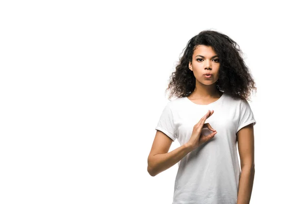 Afro-américaine debout et montrant ok signe isolé sur blanc — Photo de stock