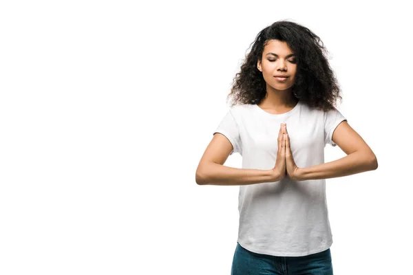 Весела молода афроамериканка, що стоїть з молитовними руками ізольована на білому — стокове фото