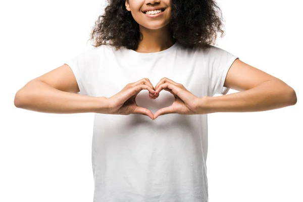 Abgeschnittene Ansicht von fröhlichen afrikanisch-amerikanischen Mädchen zeigt Herz mit Händen isoliert auf weiß — Stockfoto