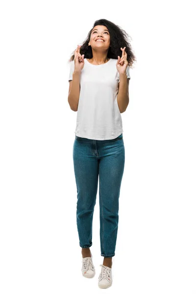 Mujer afroamericana feliz de pie con los brazos cruzados aislados en blanco - foto de stock