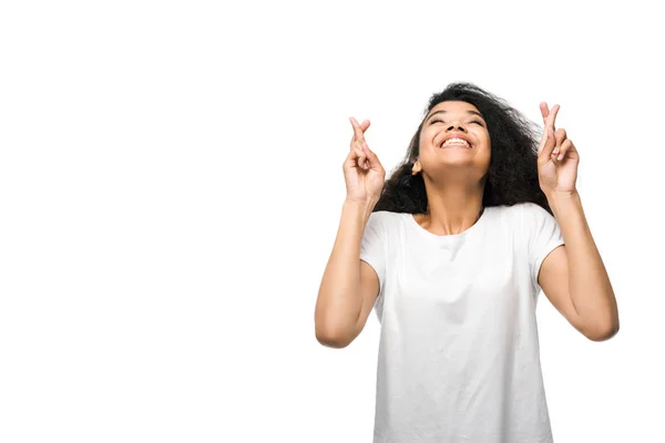 Positive femme afro-américaine avec les bras croisés souriant isolé sur blanc — Photo de stock