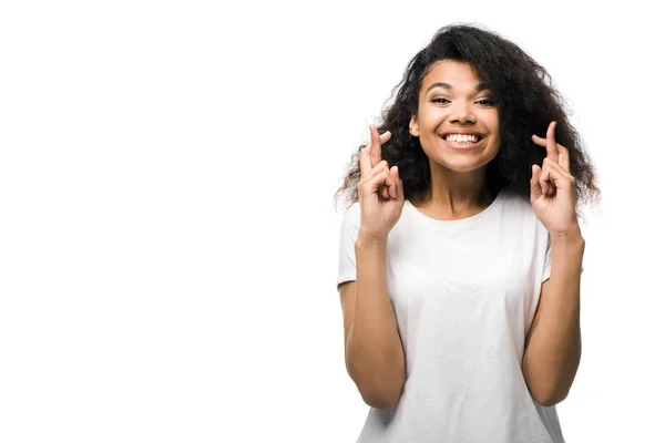 Ricci afroamericani donna con le braccia incrociate sorridente isolato su bianco — Foto stock