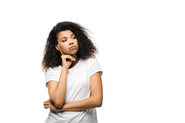 Chateado menina americana africana em t-shirt branca isolado no branco — Fotografia de Stock