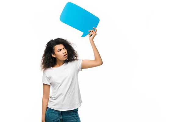 Scontento africano americano ragazza tenendo blu discorso bolla isolato su bianco — Foto stock