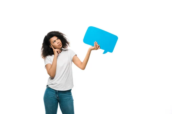 Chica afroamericana pensativa sosteniendo burbuja de habla azul aislado en blanco - foto de stock