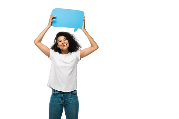 Feliz africano americano chica celebración azul discurso burbuja aislado en blanco - foto de stock