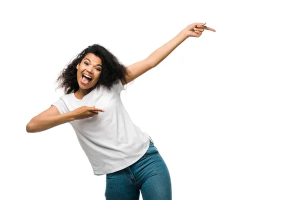 Positive afrikanisch-amerikanische Frau zeigt mit Fingern auf weiß isoliert — Stockfoto