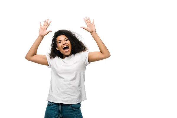Позитивна молода афроамериканська жінка жестикулює ізольовано на білому — стокове фото