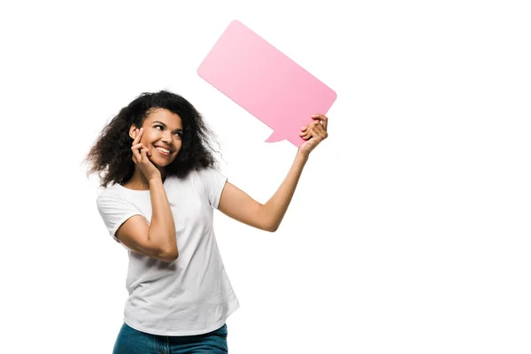 Menina americana africana alegre olhando para bolha de discurso rosa isolado no branco — Fotografia de Stock