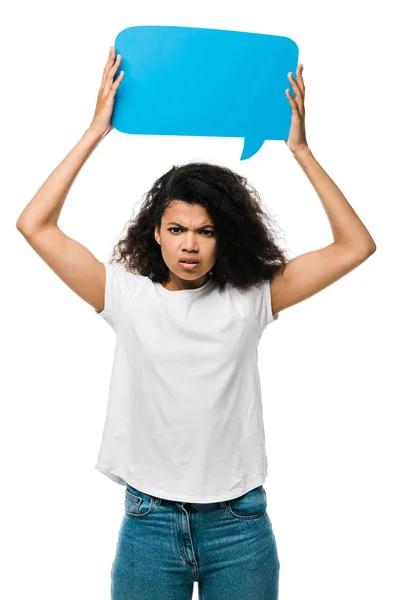 Frustrado afroamericano chica sosteniendo azul discurso burbuja aislado en blanco - foto de stock