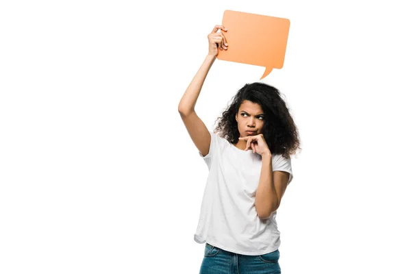 Menina americana africana pensativa segurando bolha de fala laranja e rosto tocante isolado no branco — Fotografia de Stock