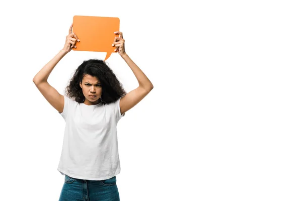 Menina americana africana irritado segurando bolha discurso laranja isolado no branco — Fotografia de Stock