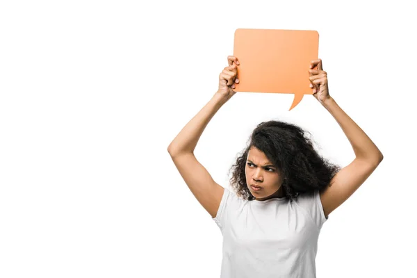 Femme afro-américaine en colère tenant bulle de discours orange isolé sur blanc — Photo de stock