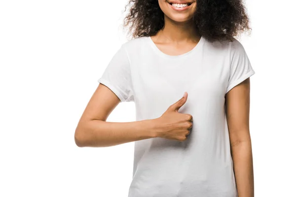 Recortado vista de feliz afroamericano chica mostrando pulgar hacia arriba aislado en blanco - foto de stock