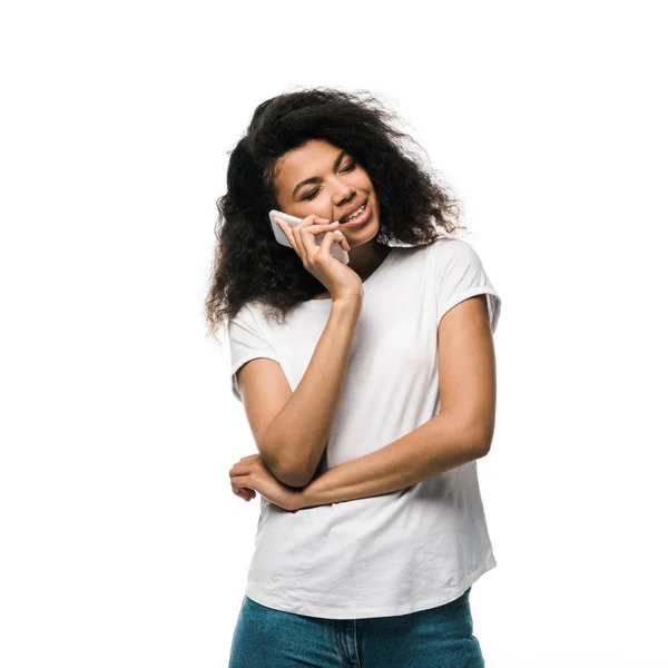 Chica afroamericana feliz hablando en teléfono inteligente aislado en blanco - foto de stock