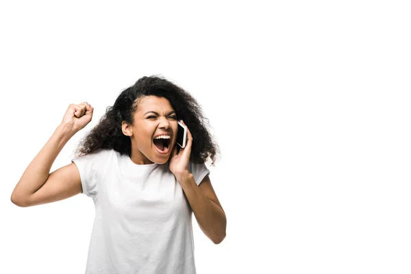 Eccitata ragazza afroamericana che parla su smartphone e celebra isolata sul bianco — Foto stock