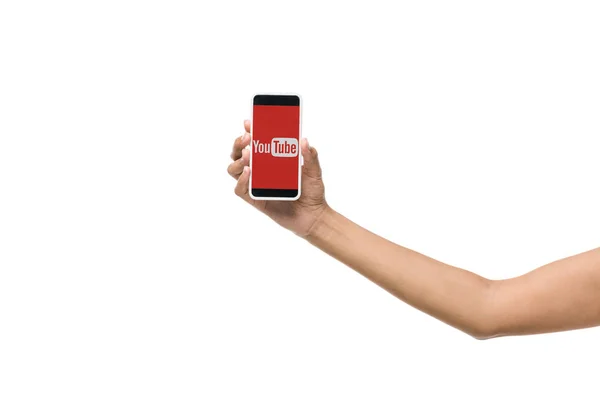 KYIV, UCRANIA - 29 de mayo de 2019: vista recortada de una chica americana sosteniendo un teléfono inteligente con aplicación de youtube en pantalla aislada en blanco - foto de stock