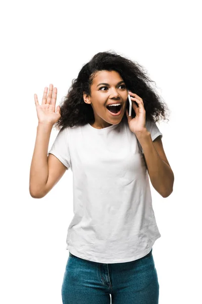 Кучерява афроамериканська дівчина говорить на смартфоні і жестикулює ізольовано на білому — стокове фото