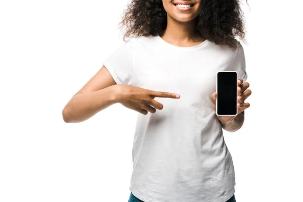 Abgeschnittene Ansicht eines afrikanisch-amerikanischen Mädchens, das mit dem Finger auf ein Smartphone zeigt, mit leerem Bildschirm, isoliert auf weiß — Stockfoto