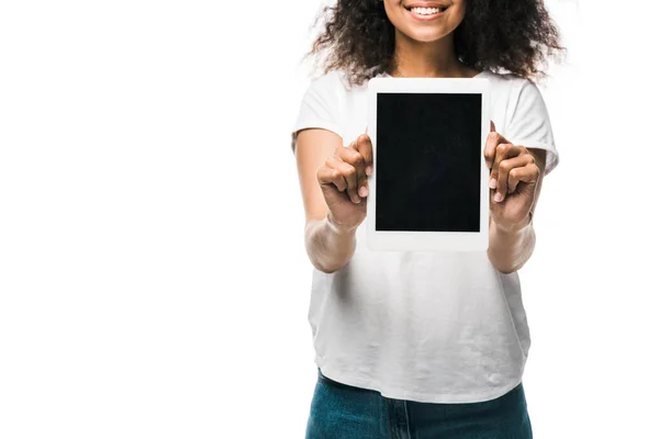 Vue recadrée de heureuse fille afro-américaine tenant tablette numérique avec écran blanc isolé sur blanc — Photo de stock