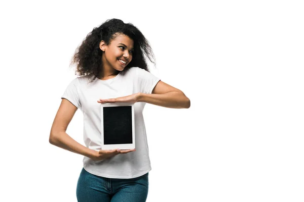 Щаслива афроамериканська дівчина тримає цифровий планшет з порожнім екраном ізольовано на білому — стокове фото