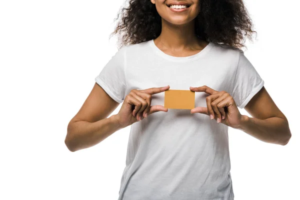 Обрезанный вид веселой африканской женщины, держащей кредитную карту изолированы на белом — стоковое фото