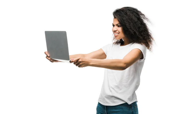 Емоційна афроамериканець жінка дивиться на ноутбук ізольований на білому — стокове фото