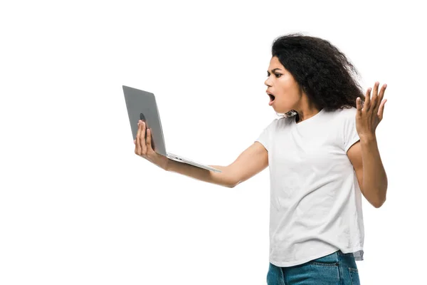 Mulher afro-americana descontente olhando para laptop isolado no branco — Fotografia de Stock