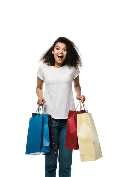 Excité afro-américaine fille tenant des sacs à provisions isolés sur blanc — Photo de stock