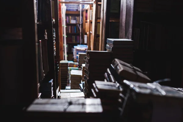 Selective focus of vintage books on shelves in library — Stock Photo