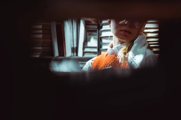 Selektiver Fokus der blonden Frau in Brille in der Bibliothek — Stockfoto