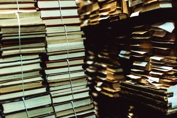 Foyer sélectif de livres rétro et vintage dans la bibliothèque — Photo de stock