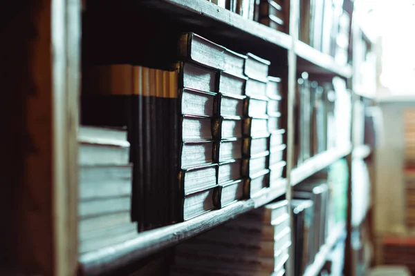 Focus selettivo di libri retrò su scaffali in legno in biblioteca — Foto stock