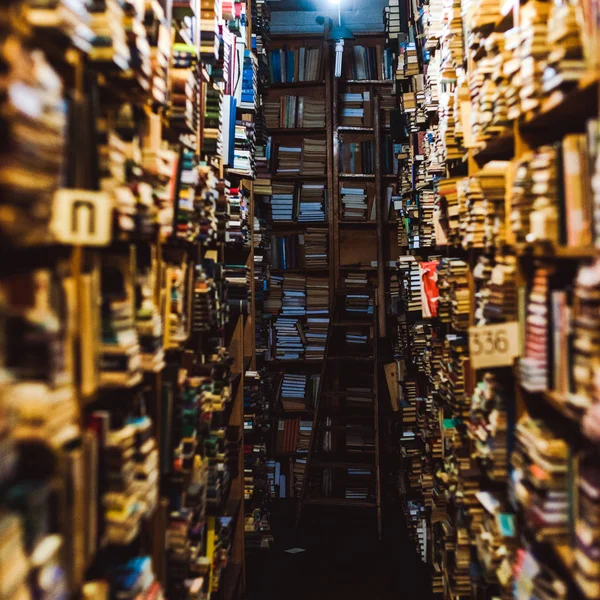 Foyer sélectif des livres anciens sur des étagères en bois dans la bibliothèque — Photo de stock