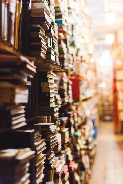 Foyer sélectif des livres anciens sur des étagères en bois dans la bibliothèque — Photo de stock