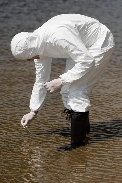 Wasserinspektor in Latexhandschuhen mit Reagenzglas zur Entnahme einer Wasserprobe — Stockfoto