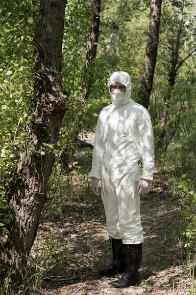 Полный обзор эколога в защитном костюме и респираторе в лесу — стоковое фото