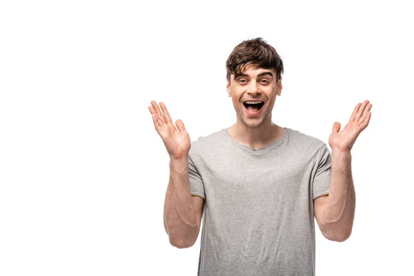 Jovem feliz gesticulando e sorrindo para a câmera isolada no branco — Fotografia de Stock