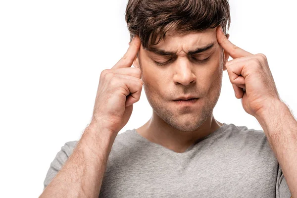 Hombre agotado que sufre de migraña y tocando la cabeza con los dedos aislados en blanco - foto de stock