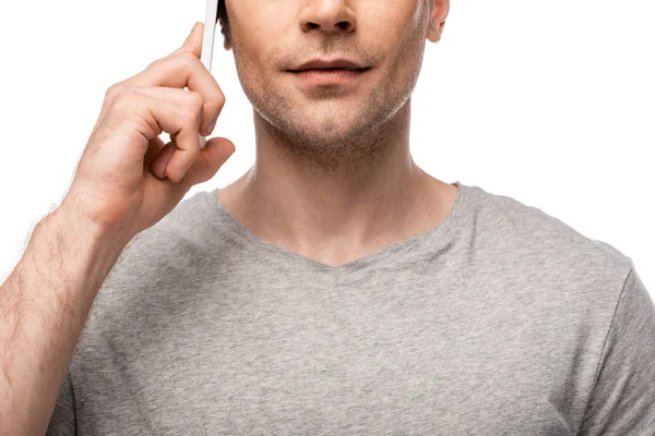 Abgeschnittene Ansicht eines jungen Mannes, der auf einem Smartphone spricht, isoliert auf Weiß — Stockfoto