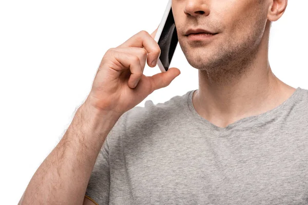 Vista recortada de un joven serio hablando en un teléfono inteligente aislado en blanco - foto de stock