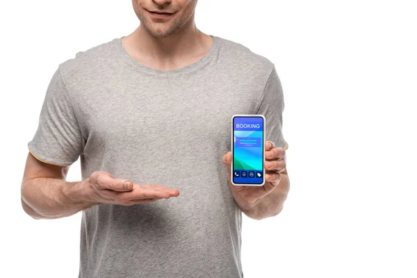 Vista cortada do homem apresentando smartphone com aplicativo de reserva, isolado no branco — Fotografia de Stock
