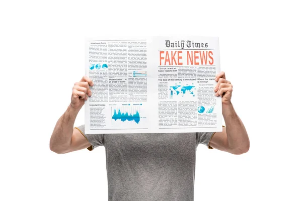 Человек в серой футболке держит газету с фальшивыми новостями изолированы на белом — стоковое фото